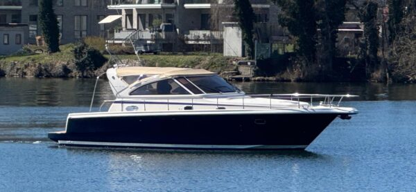 Cayman Yachts 38 WA